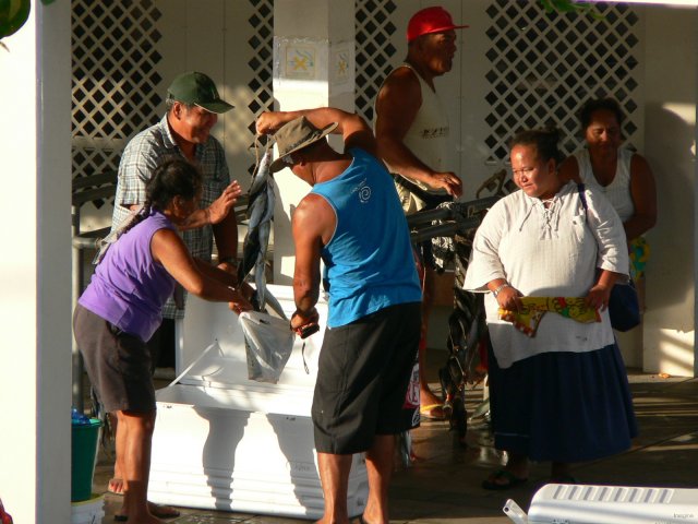 3- Vente de poissons au marche d'Uturoa 